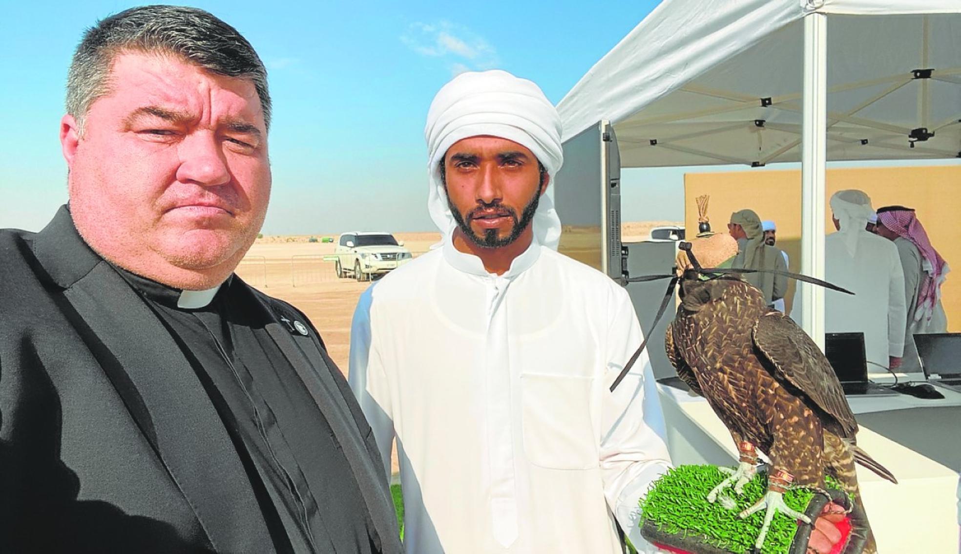 The parish priest from Coín, José Amalio Gonzalez, with one of the falconers from Dubai. 