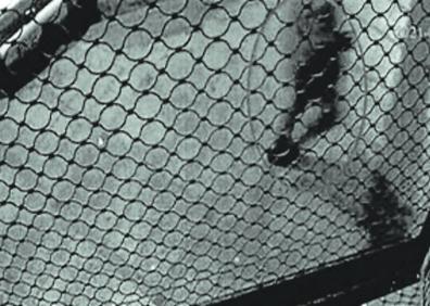 Imagen secundaria 1 - The security camera recorded Ahmed leaving his Torremolinos accommodation on the morning of the shooting (top); the suspect caught on camera and the suspicious van.