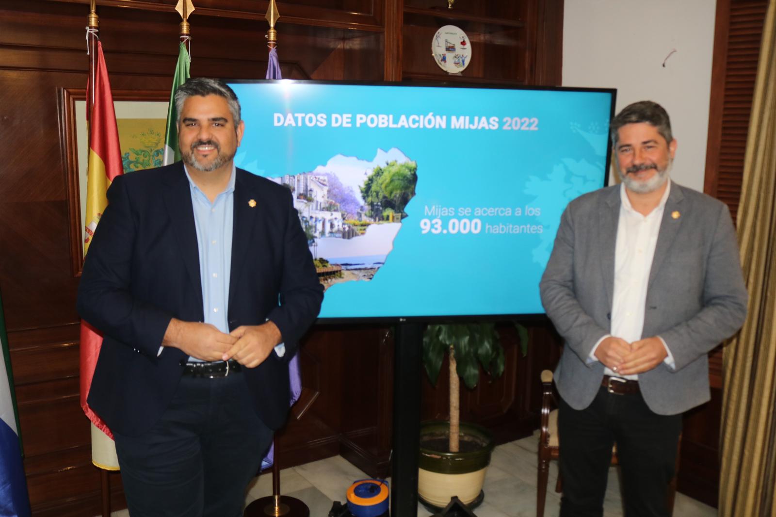 The Mayor of Mijas and the councillor for Statistics. 