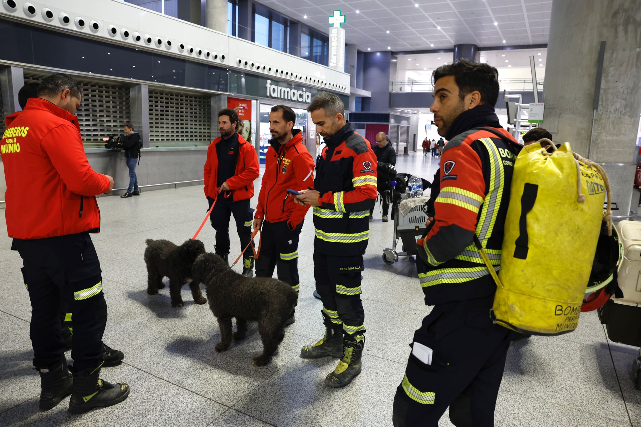 Imagen secundaria 2 - Every second counts: Malaga firefighters fly to Turkey to help in efforts to find and rescue earthquake victims