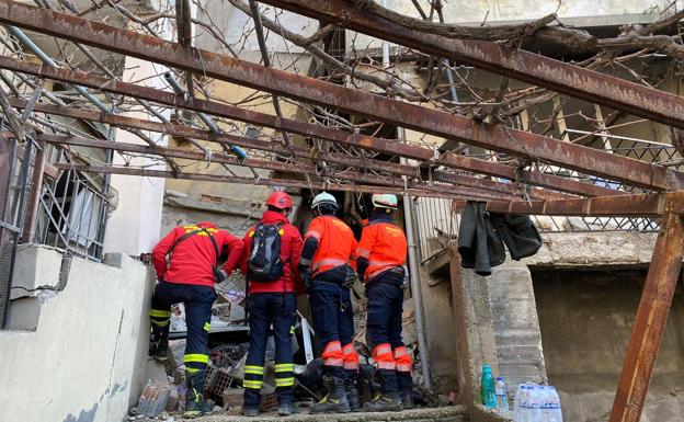 Firefighters from Malaga, along with other colleagues, search for people buried under rubble in the city of Hatay.