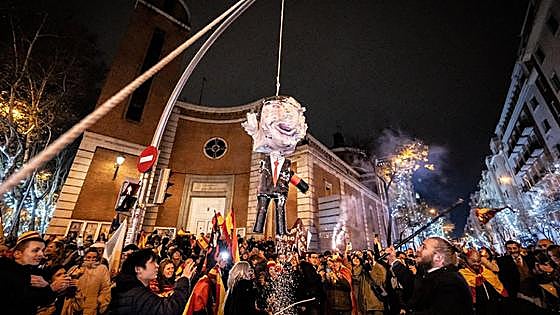 Piñata effigy of Spain's prime minister causes political party upset