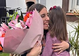 Nurse Bárbara Muñoz, yesterday, with little María, who gave her a bouquet of flowers.