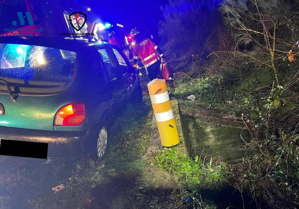 Imagen principal - Unlucky driver suffers an accident, escapes from vehicle through window and then plunges five metres into a roadside storm drain