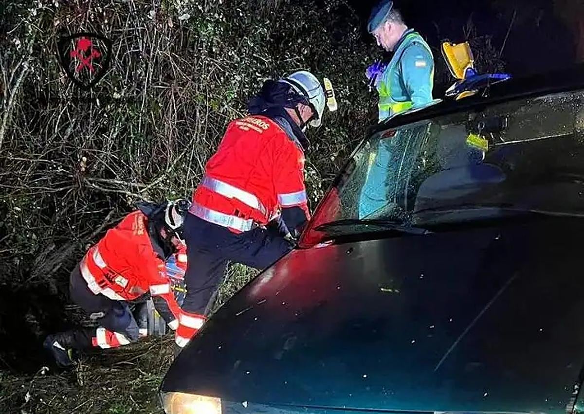 Imagen secundaria 1 - Unlucky driver suffers an accident, escapes from vehicle through window and then plunges five metres into a roadside storm drain