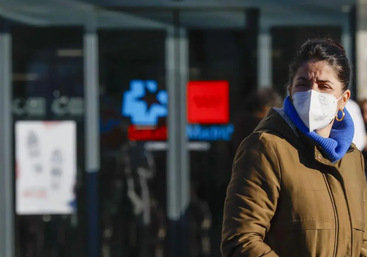 Woman wearing a mask outside a health centre.