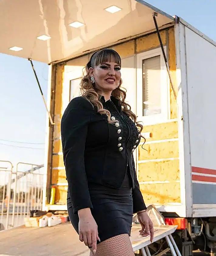 Imagen secundaria 2 - Top, Inma warms up before the opening act: aerial acrobatics; bottom left, José Manuel gets ready in his caravan; bottom right, Hannalore poses in front of her van.