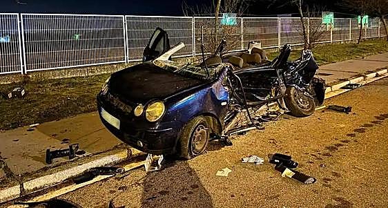 Illegal street race theory after two young people, aged 18 and 21, killed in crash in Vitoria
