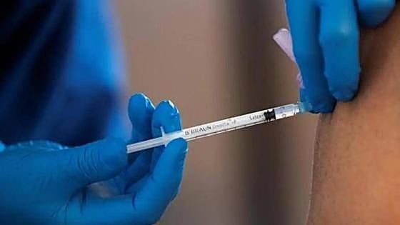 Flu, Covid and RSV jabs: Andalucía to vaccinate the target population in health centres from today, without an appointment
