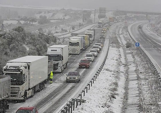 Military mobilised to rescue 600 drivers trapped by snow in Spain