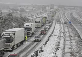 The snowstorm has left long lines of lorries and cars stranded on the A-66 between Guijuelo and Béjar in Salamanca this afternoon.