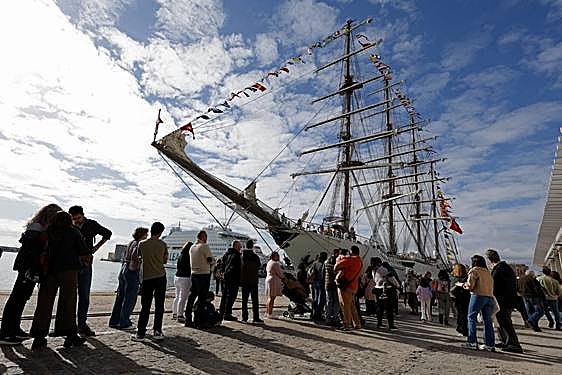 The pride of the Peruvian Navy sails into Malaga and opens its decks to the public, in pictures