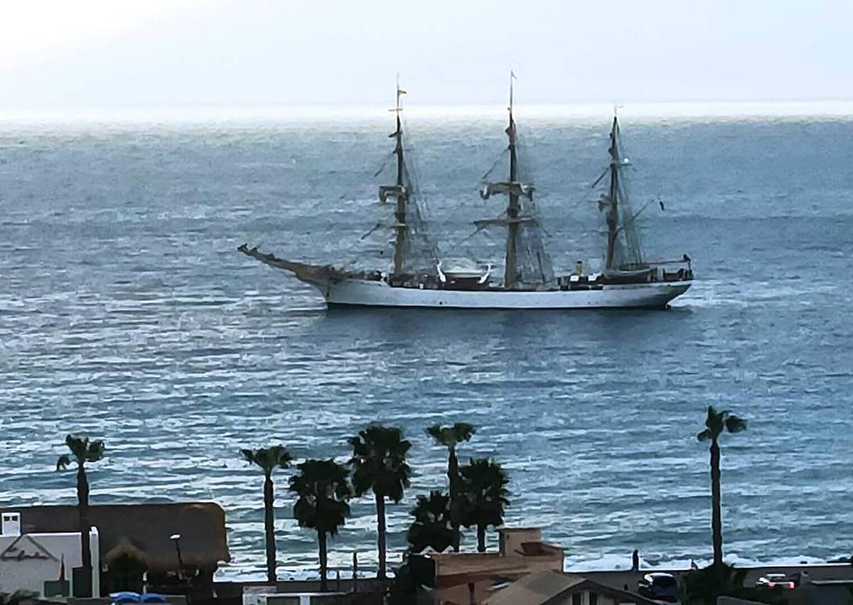 Imagen secundaria 1 - Danish training ship drops anchor in La Herradura bay