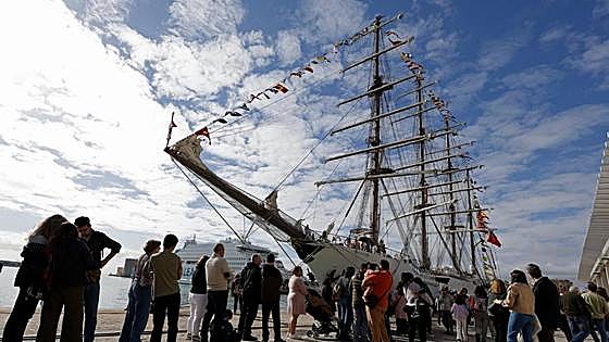 The jewel of Peru’s Navy sails into Malaga and wows the waiting crowds