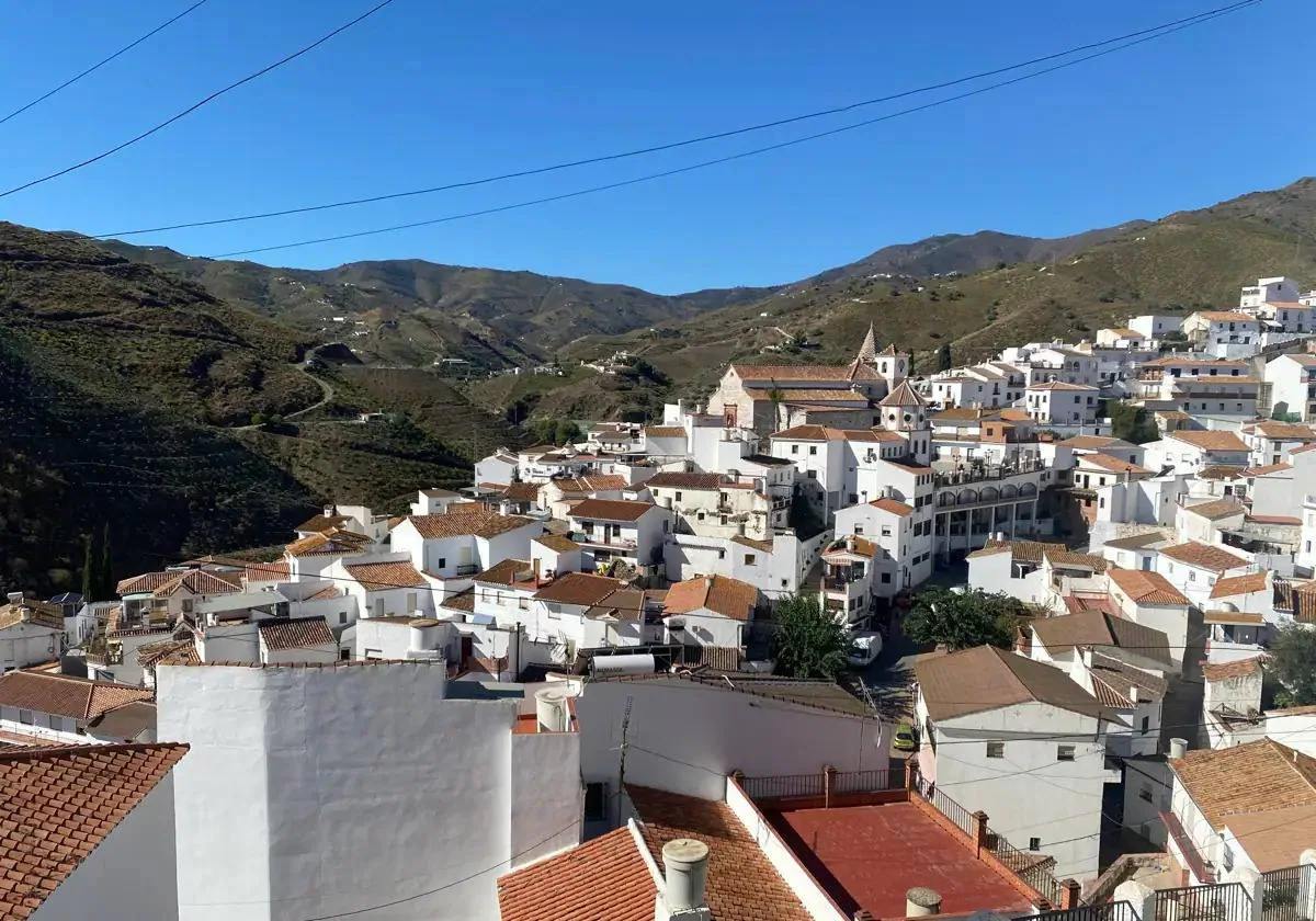 ‘Rockets, firecrackers and fireworks - yes or no?&#039;: Small village in Malaga province&#039;s Axarquía puts it to a public vote
