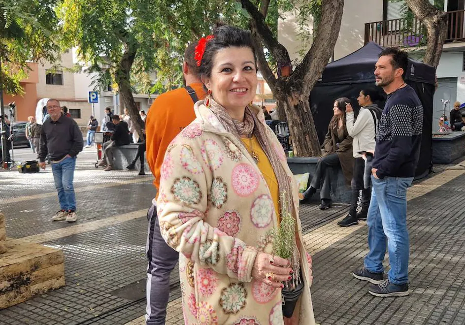 Mari Carmen Tenllado, the gypsy extra with her rosemary in the promised photo now in printara el periódico.