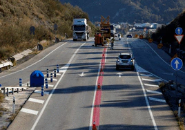 The width and brightness of the road marking is intended to remind drivers of the importance of not invading the oncoming lane.