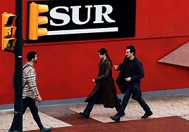 Milena Smit and Miki Esparbé in a take leaving the fictional SUR newsroom.