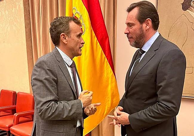 Malaga MP Nacho López talks to Minister Óscar Puente.