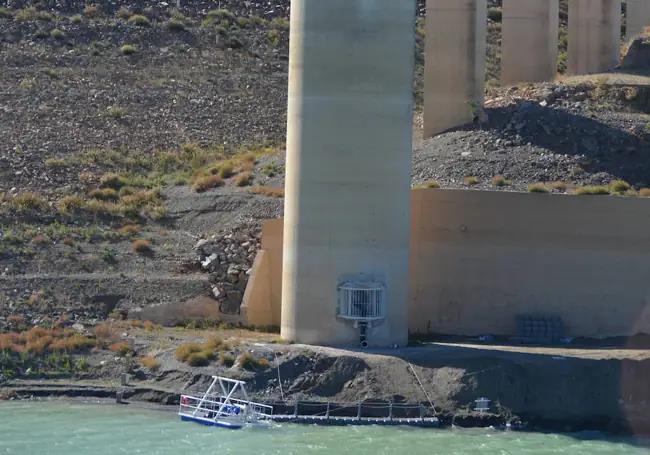 Floating pumps to take surface water in the La Viñuela reservoir.