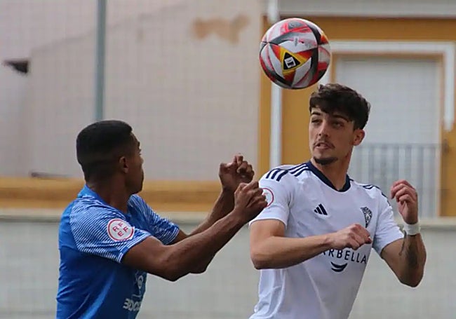 El Palo's Amin battles with Fran Moreno for the ball.