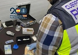 Watch as police nab nine people for sending contraband tobacco and sexual enhancers from a courier company in Benalmádena