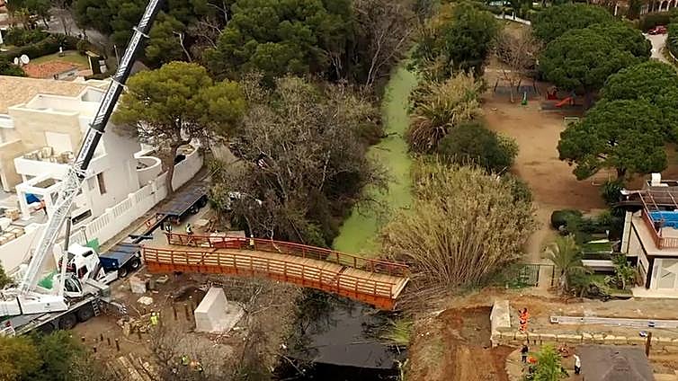 Watch as a new footbridge is swung into position in Estepona as part of the Costa del Sol's coastal walk route