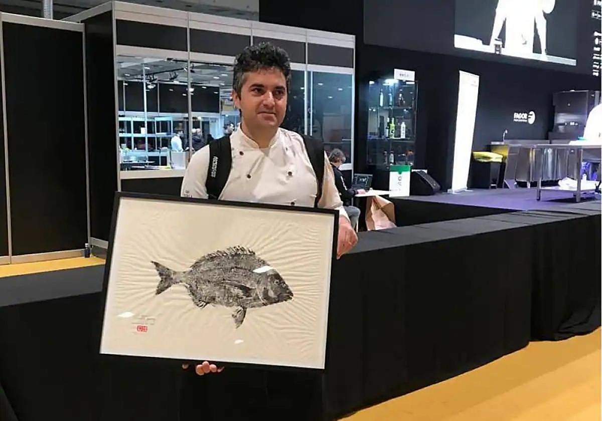 Juanjo Carmona collecting his prize.