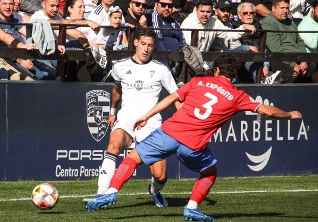 Marbella's Óscar Rodríguez takes on Expósito in the derby.