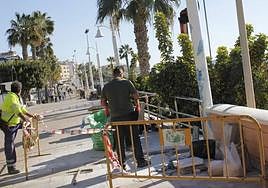 Work to install the pipe along Rincón de la Victoria's promenade.