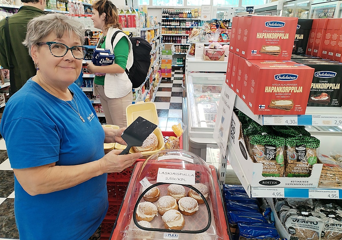 Imagen principal - The Finnish bakery in Fuengirola, Marja-Leena in the shop.