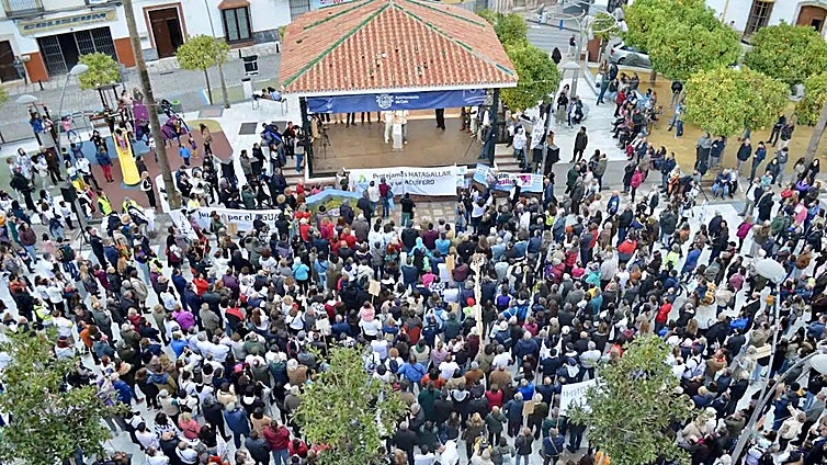 Thousands take to streets in Coín to protect its 'most precious asset' and oppose mega adventure sports complex
