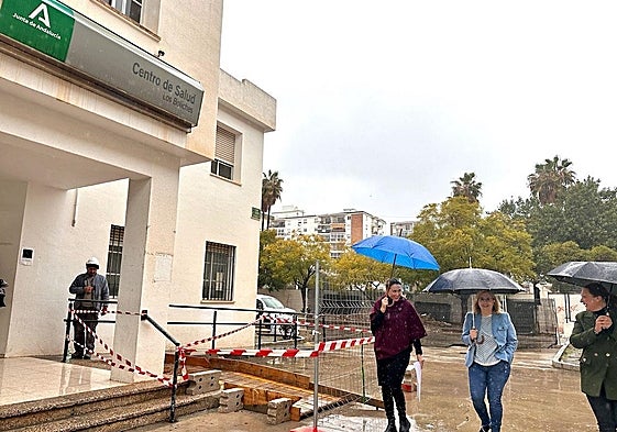 The town's mayor, Ana Mula, visits the extension work at the health centre.