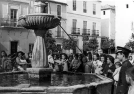 Photograph of Marbella residents collecting water from the town's Puerto Rico fountain.
