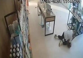 Female pharmacy assistant in Malaga immobilises violent man using skills learnt in self-defence classes