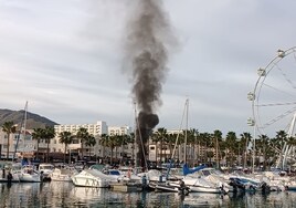 View of the smoke after the explosion on the boat, in the marina of Benalmádena.