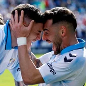 Roberto celebrates giving Malaga the lead with Víctor García.