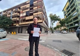 Paco Rodríguez with the eviction notice outside the building he is forced to leave.