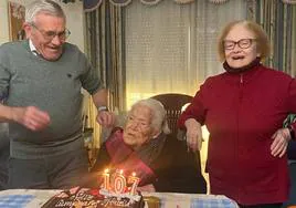 Carmen Rodríguez Moreno celebrating her 107th birthday with her daughter María del Carmen and son-in-law, Pepe