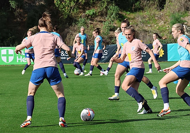 Bayern Munich’s Georgia Stanway, middle, during a passing drill.