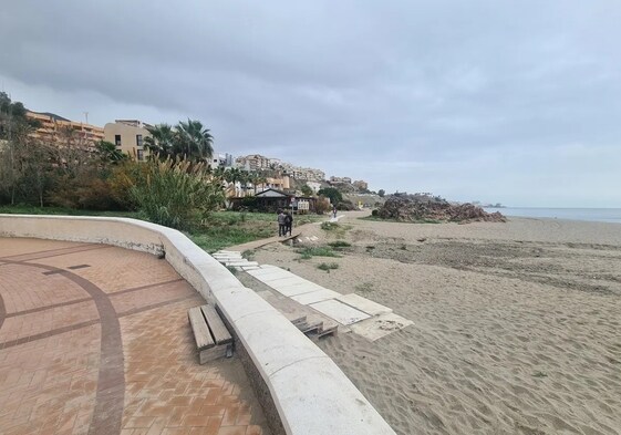 Section where the new walkway will be located, with the beach bar in the background.