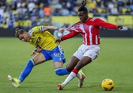 Nico Williams (R) with Iván Alejo (L) of Cádiz CF.