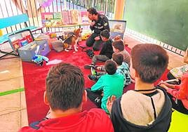 Police officer David Gutiérrez introduces Bobby to schoolchildren at El Albero.