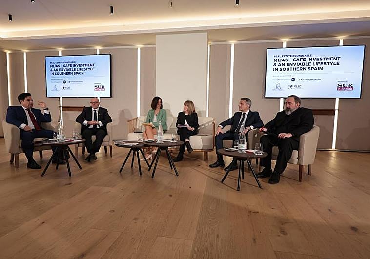 The five panellists with moderator Jennie Rhodes of SUR in English.