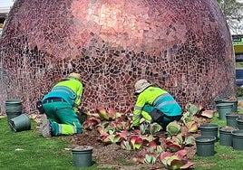 Council workers at La Bola roundabout in Benalmádena.