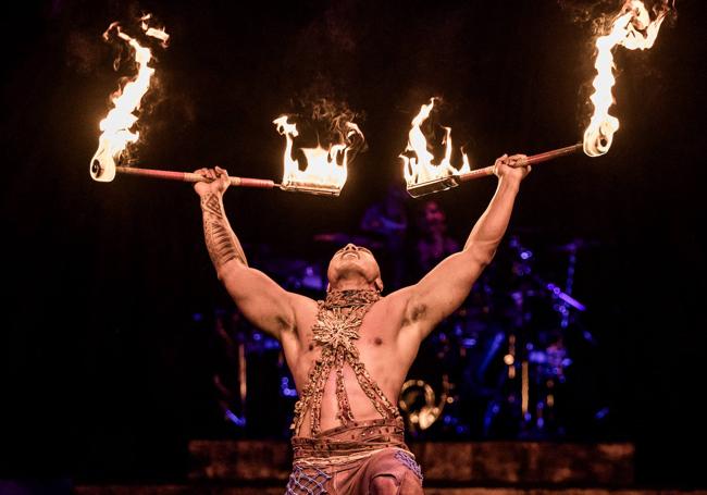 With drumbeats in the background, the artist performs a traditional Samoan dance with fire bars.