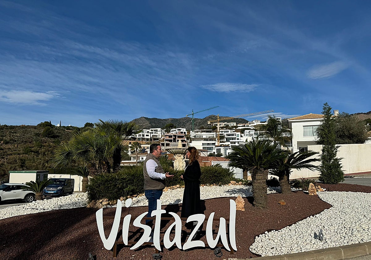 Daniel Gómez and Ana Mata visit one of the roundabouts in Mijas Pueblo.