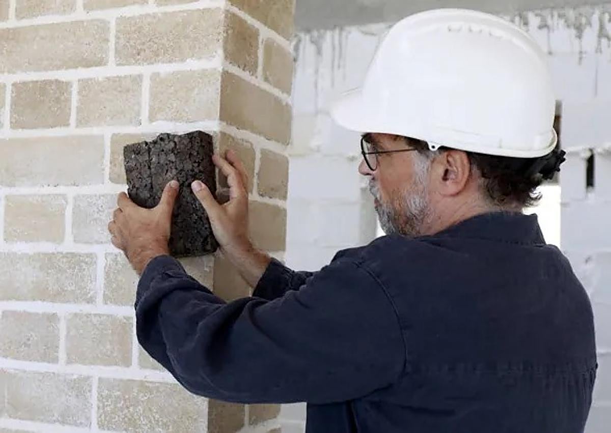 Imagen secundaria 1 - Scorched wood from the Sierra Bermeja fire acquires a new life in a Malaga home