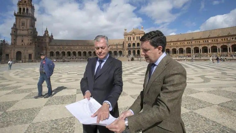 Mayor José Luis Sanz and Juan de la Rosa in the Plaza de España in Seville.