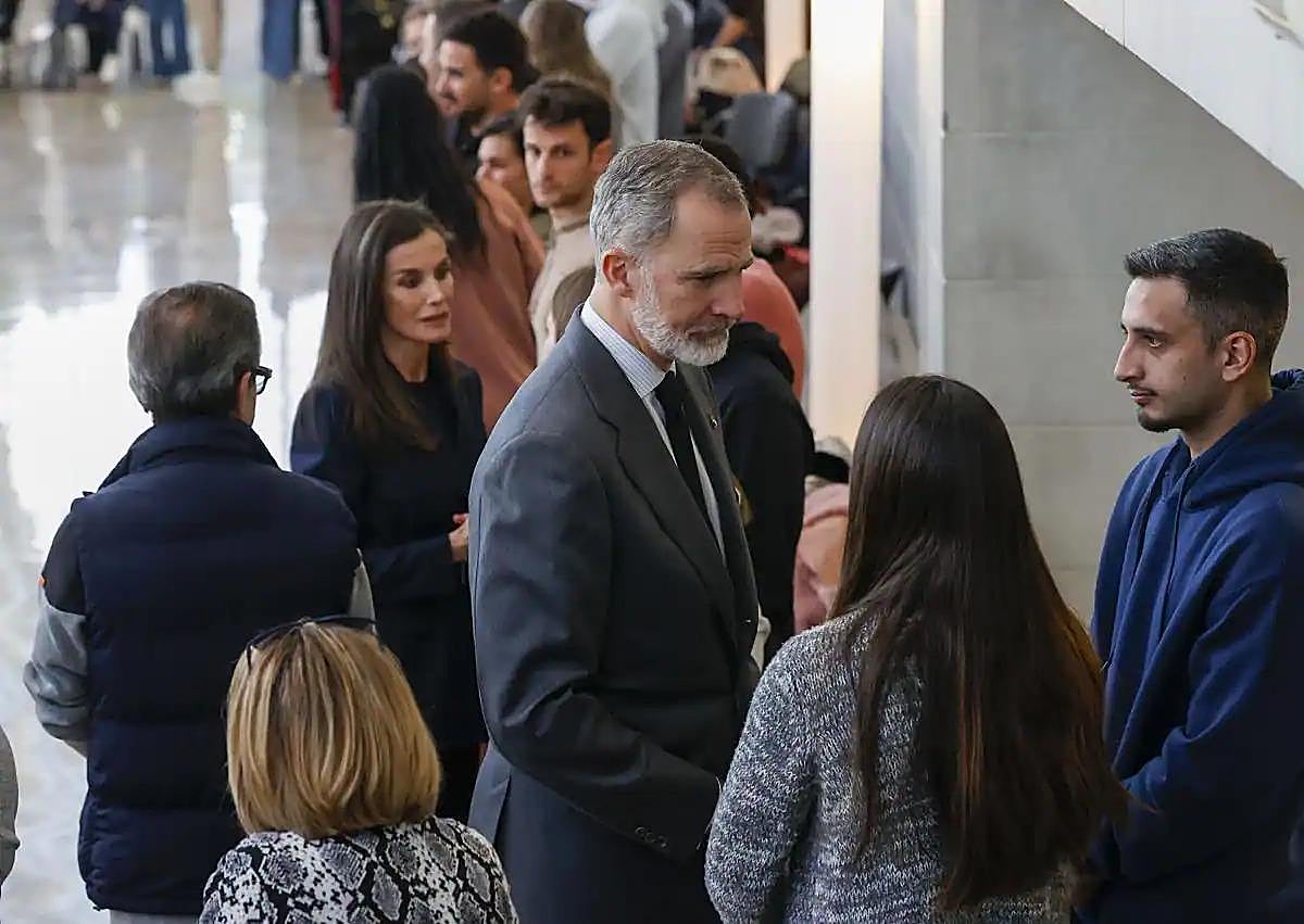 Imagen secundaria 1 - Spanish royals show their support for victims following deadly blaze in Valencia